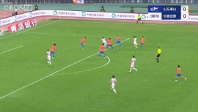 “后仰跳头”失空门！亚泰右路传中，奥莫伊胡安弗空门头球顶高