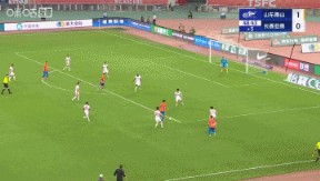 马德鲁加禁区内倒地，裁判示意没有点球